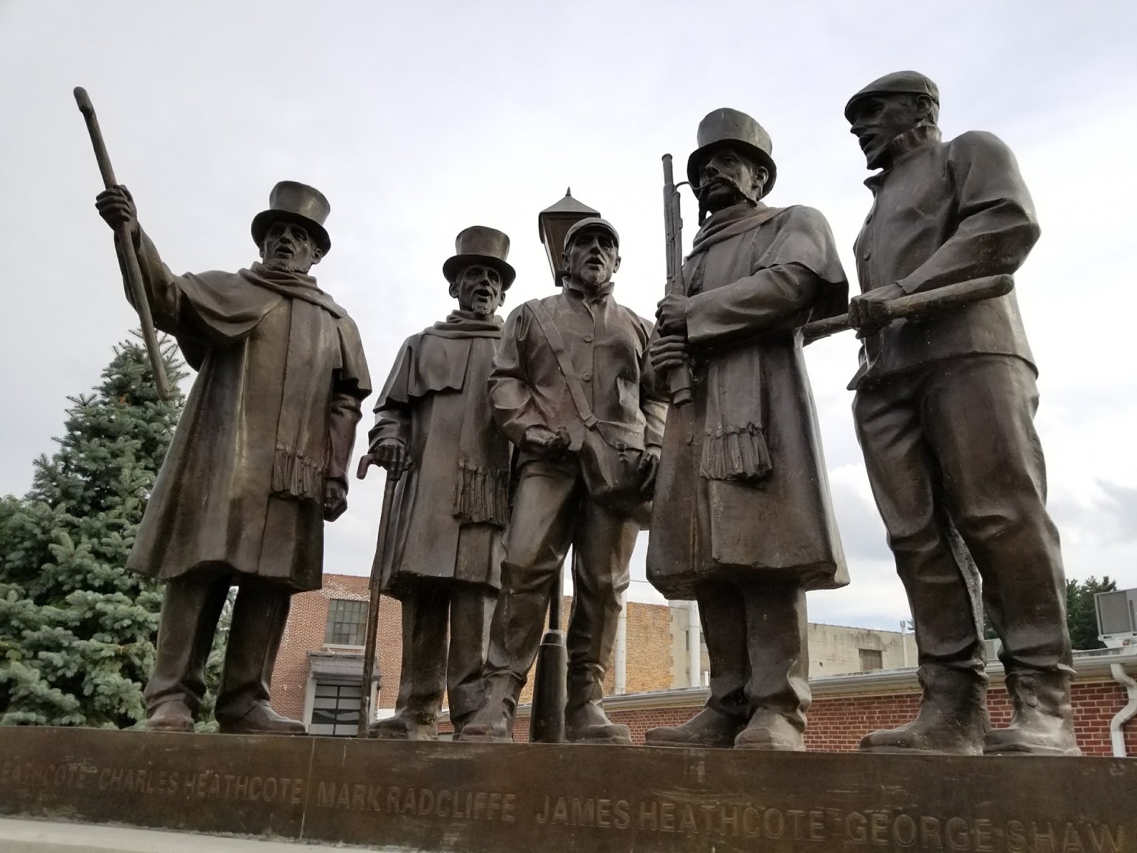 1217glenrockcarolersstatue.jpg