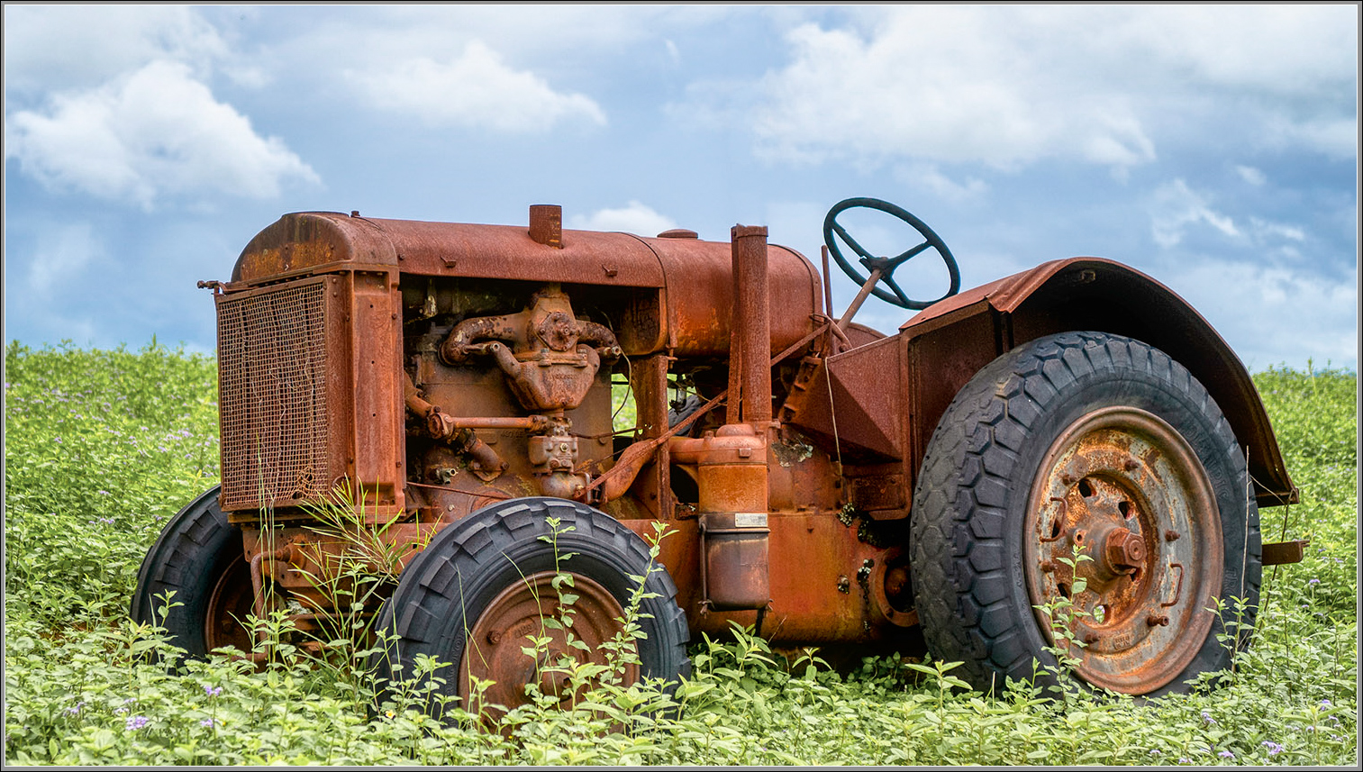 Farm Tractor : Pine Mountain, SE Queensland