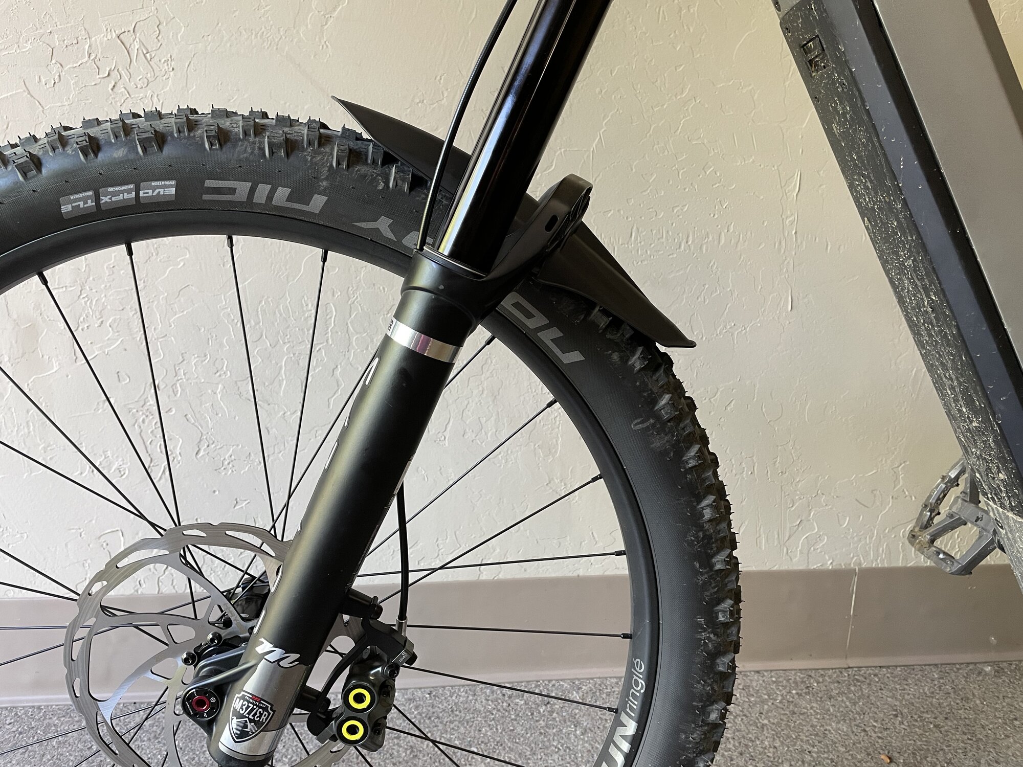 Reverse store fork mudguard