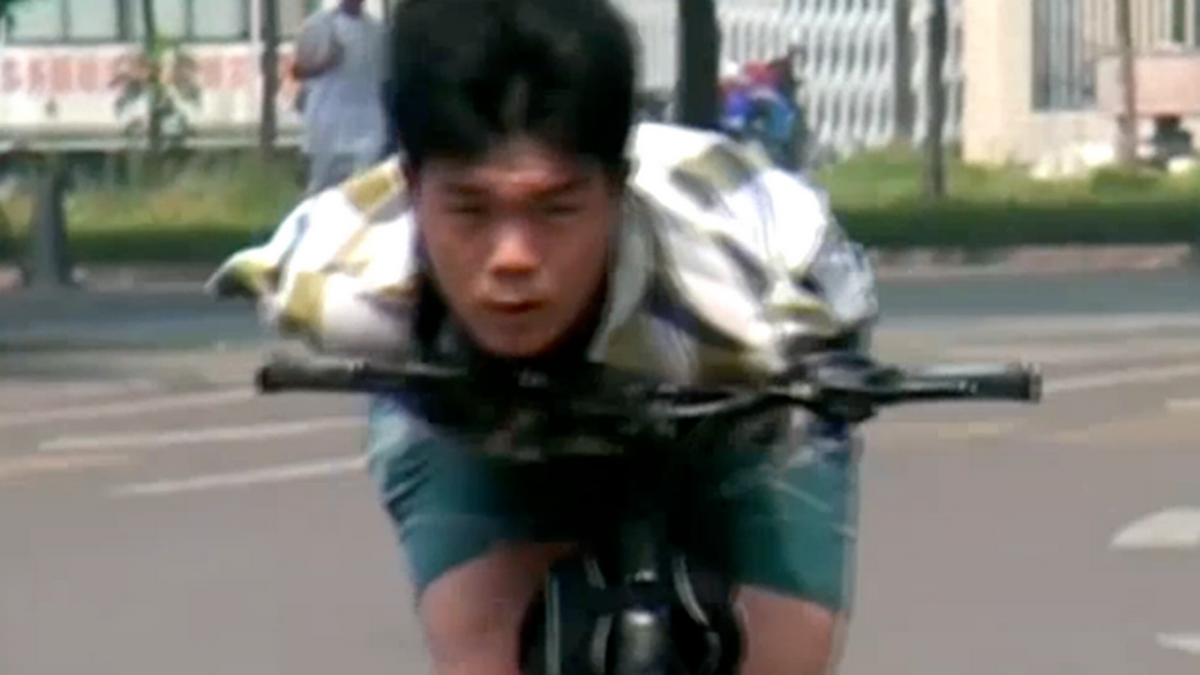 Armless-Chinese-man-Huang-Haifeng-rides-bike-with-great-style.png