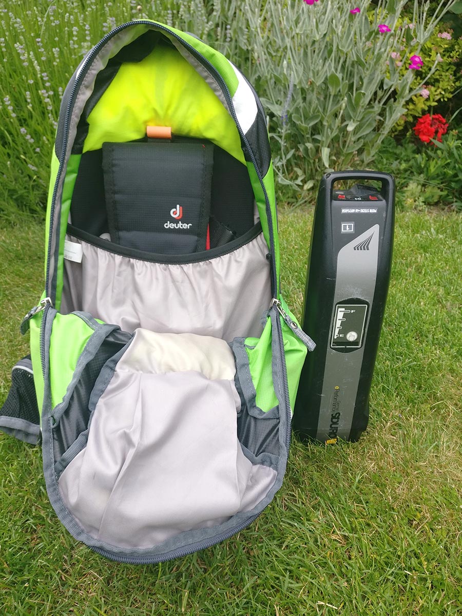 Deuter e-Pocket and Yamaha battery.jpg