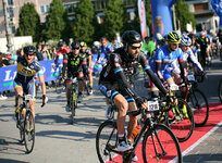 vicenza-vi-italy-april-group-cyclists-raci-racing-bikes-race-called-granfondoliotto-road-92094...jpg